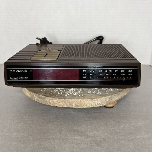 Magnavox D-3040 AM/FM Digital Alarm Clock Radios Retro Woodgrain Vintage Classic - Picture 2 of 5